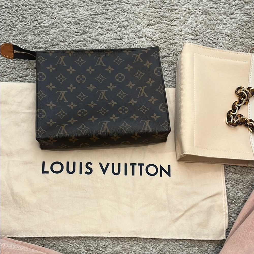 Louis Vuitton toiletry 26
